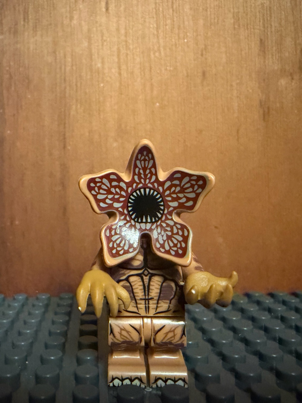 Stranger Things Demogorgon Minifigure - model with helmet and 2 hand options
